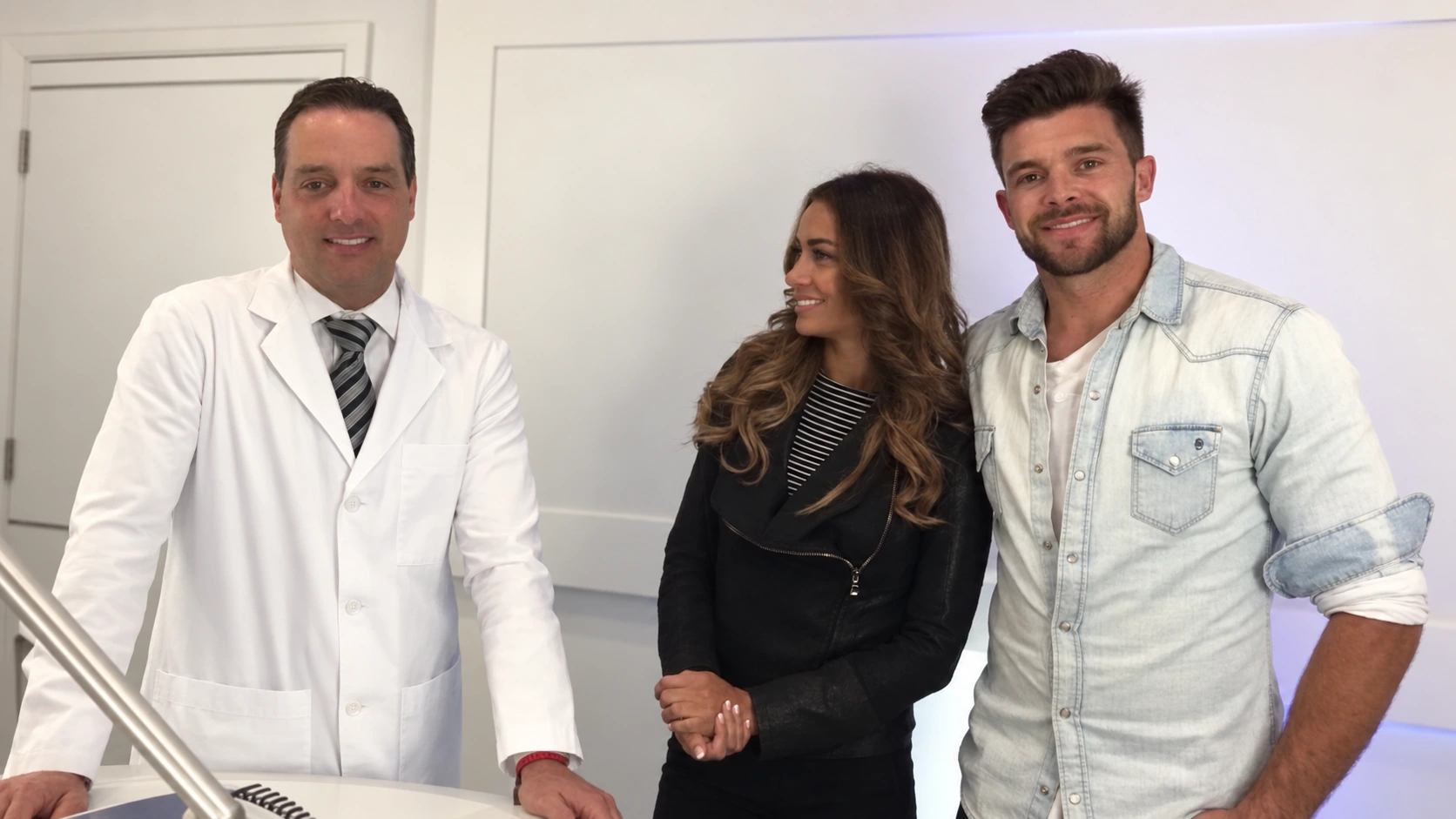 Lisandra Silva y Leandro Penna con el Dr. Raúl González · Edición con IA