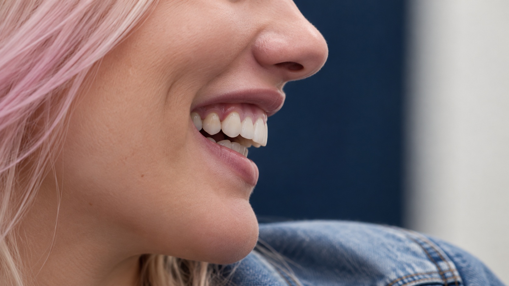 Detalle editorial de la sonrisa de Katie durante el encuentro.